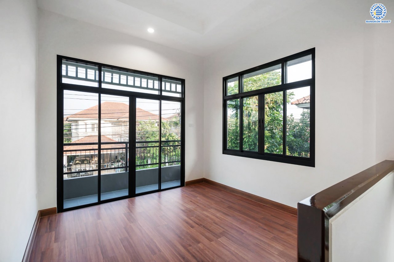 บ้านมือสองตกแต่งใหม่ โครงการ ชวนชื่น ปิ่นเกล้า บนเนื้อที่ 76.9 ตร.ว. พื้นที่ใช้สอยมากถึง 212.5 ตร.ม. ฟังก์ชันจัดเต็ม 3 ห้องนอน 3 ห้องน้ำ จอดรถได้ถึง 2 คัน พร้อมทั้งเปลี่ยนระบบสุขาภิบาลให้ใหม่ พร้อมเข้าอยู่ทันที บนทำเลศักยภาพ เชื่อมต่อหลายเส้นทาง ใกล้จุดขึ้นทางด่วน "ศรีรัช" และรถไฟฟ้าสายสีแดง "สถานีตลิ่งชัน"